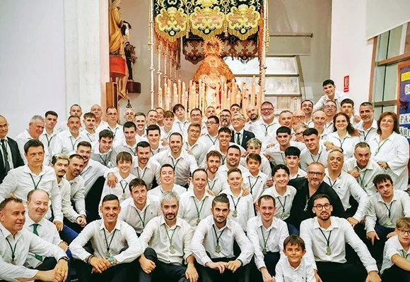 va3432-esperanza La Virgen de la Esperanza congregó a una gran cantidad de personas en su besamanos de acción de gracias