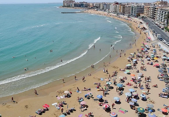El turismo internacional deja cifras récord en la Comunitat Valenciana en el mes de agosto, con 2.251 millones de euros en gasto y 1,54 millones de turistas