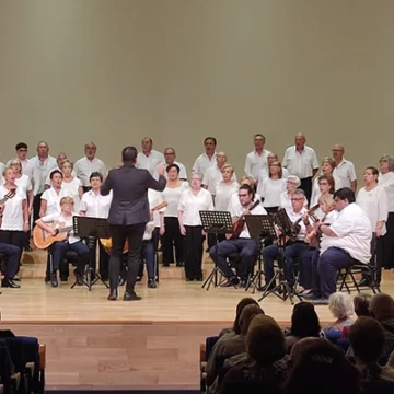 La masa coral José Hódar, compartió escenario con el coro Dama de Elche en el II Encuentro Nacional de Coros en Almoradí