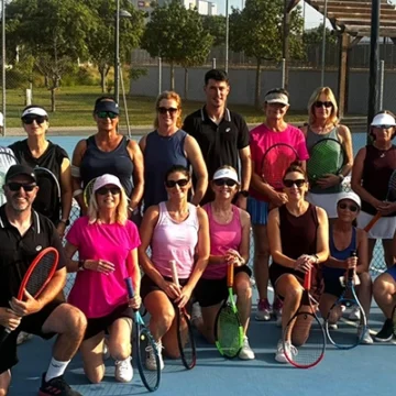 Un club de tenis irlandés entrena en la Ciudad Deportiva