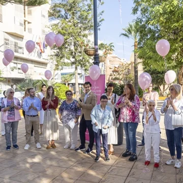 va3436-AFECANCER Torrevieja conmemoró el Día Mundial de la Lucha contra el Cáncer de Mama