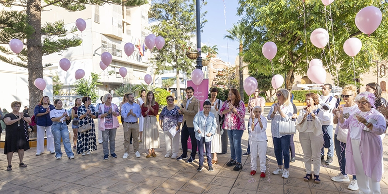 va3436-AFECANCER Torrevieja conmemoró el Día Mundial de la Lucha contra el Cáncer de Mama