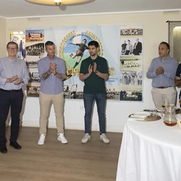 va3436-nito-premio El Torrevieja Club Fútbol Sala recibió el premio «Nito» de la Peña Madridista