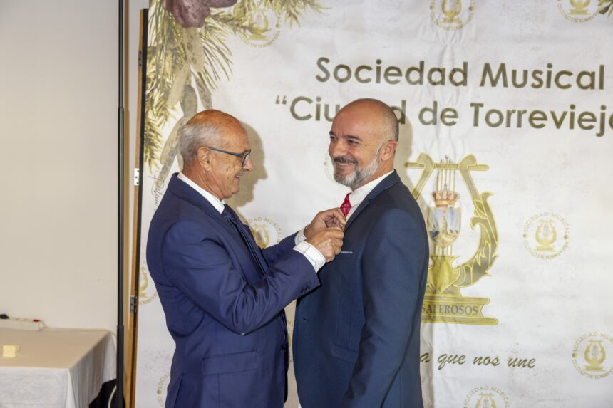 El concejal de Cultura, José Antonio Quesada recibió el Escudo de Oro de Los Salerosos