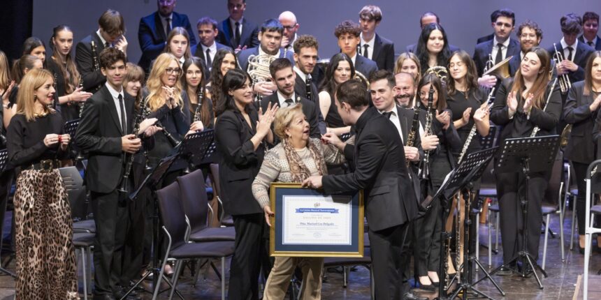 Marisol Cos recibió el Escudo de Oro de la Unión Musical Torrevejense