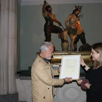El imaginero Víctor García recibe en el Museo Salzillo el premio «Opinión del experto» del portal web «La Hornacina» por su Cristo de la Paciencia de Alhama de Murcia