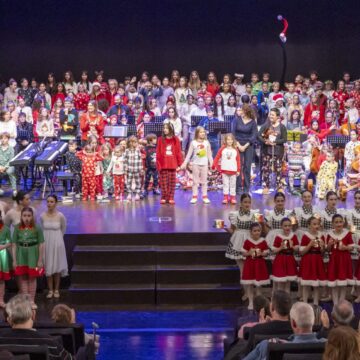 va3444-polar-express La magia inundó el Teatro con el musical “Polar Express”