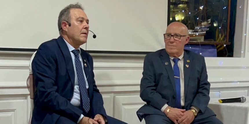 GAEX reconoció la labor durante  33 años de Vicente Onteniente en su comida de hermandad