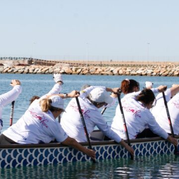 El Hospital Universitario de Torrevieja impulsa la actividad deportiva de remo en equipo ‘Dragon Boat’ para pacientes con cáncer de mama