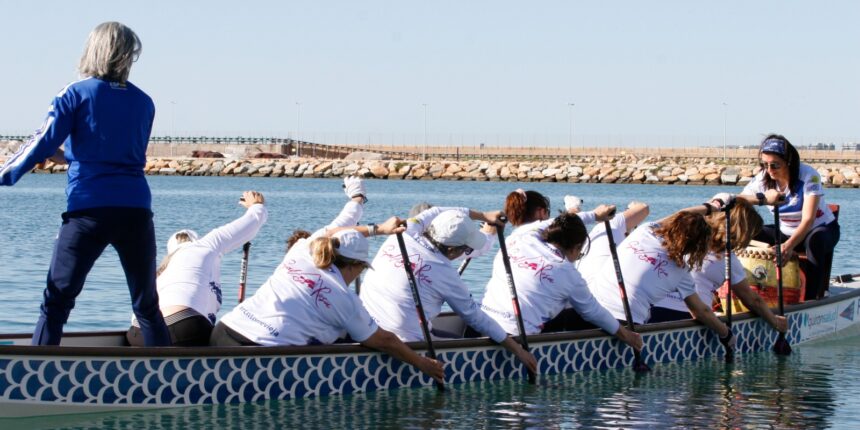El Hospital Universitario de Torrevieja impulsa la actividad deportiva de remo en equipo ‘Dragon Boat’ para pacientes con cáncer de mama