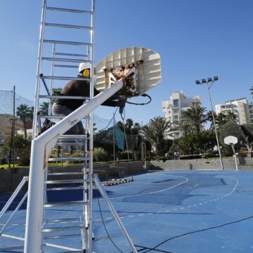 El Ayuntamiento impulsa la renovación de instalaciones deportivas en La Mata, Cabo Cervera y Los Balcones con una inversión de 784.188 euros