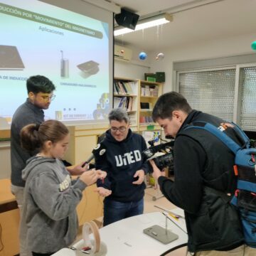 El alumnado descubre festivamente a Faraday y a Fresnel
