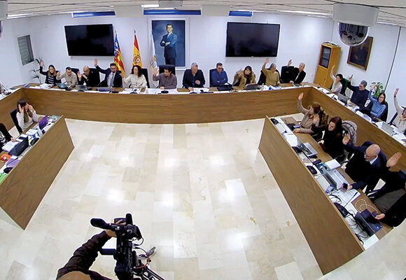 El pleno aprueba por unanimidad una moción del Grupo Popular para exigir la finalización de las obras del dique de Poniente y el cumplimiento del plan de restitución territorial en Torrevieja