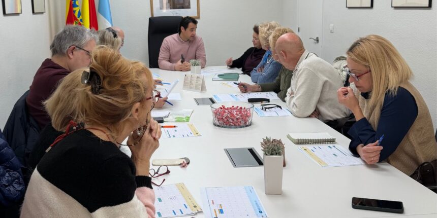 va3446-reunion alcalde El alcalde se reúne con representantes de las Casas de Tercera Edad y del CMO