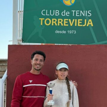 El Club de Tenis Torrevieja brilla en el Circuito Bola de Oro con Savicheva como campeona e Ivanov como supcampeón