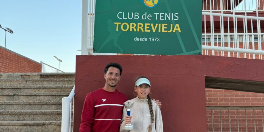 El Club de Tenis Torrevieja brilla en el Circuito Bola de Oro con Savicheva como campeona e Ivanov como supcampeón