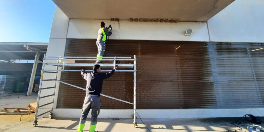 El Ayuntamiento instala 20 nidales de “avión común” en el Hospital Universitario para reforzar el control natural de mosquitos
