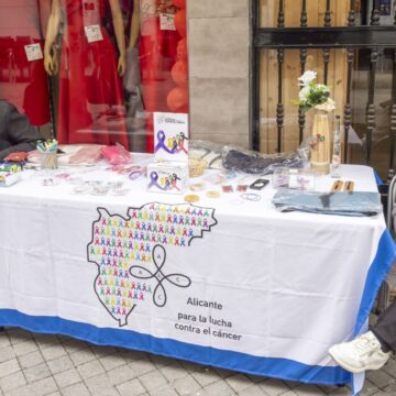  La Asociación Alicante para la Lucha Contra el Cáncer organiza una mesa informativa por el Día Mundial contra el Cáncer