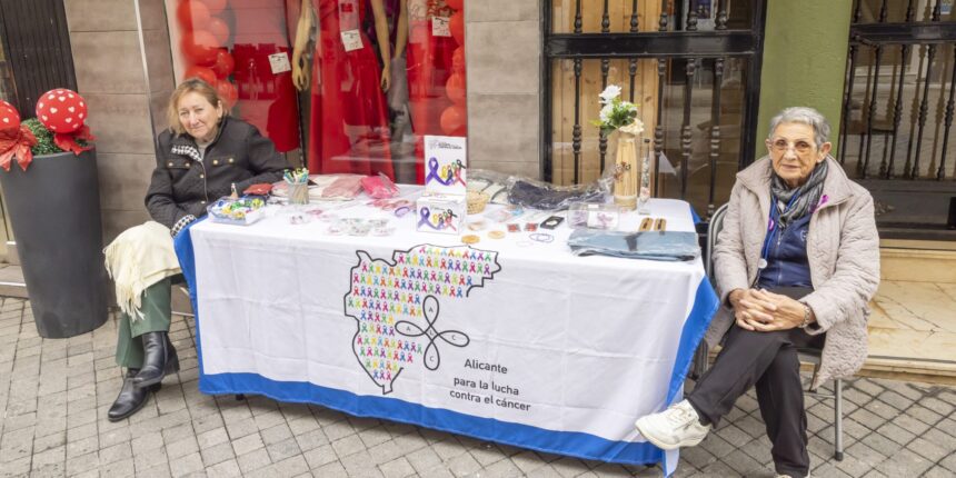  La Asociación Alicante para la Lucha Contra el Cáncer organiza una mesa informativa por el Día Mundial contra el Cáncer