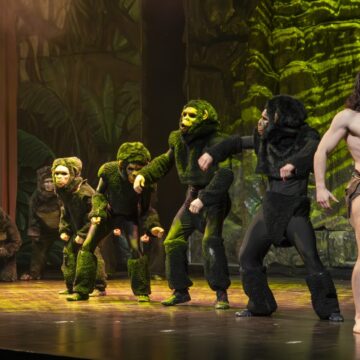 va3452-tarzan De la liana al aplauso: Tarzán aterriza en Torrevieja por todo lo alto