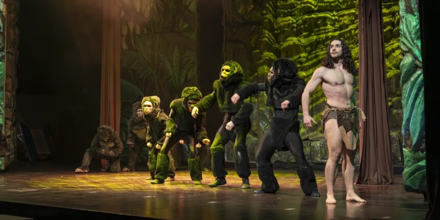 De la liana al aplauso: Tarzán aterriza en Torrevieja por todo lo alto