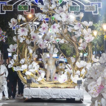 La luz del desfile nocturno esquiva la borrasca “Oriana”