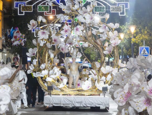 La luz del desfile nocturno esquiva la borrasca “Oriana”