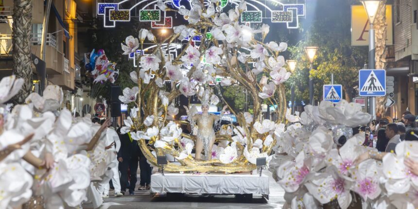 La luz del desfile nocturno esquiva la borrasca “Oriana”