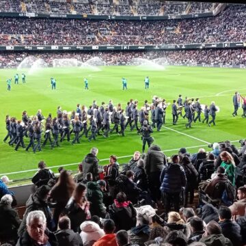 Los Salerosos actúan en un partido en el Mestalla