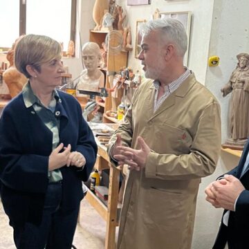 La consellera de Turismo, Marián Cano, visita el taller del imaginero Víctor García y pone en valor su trayectoria