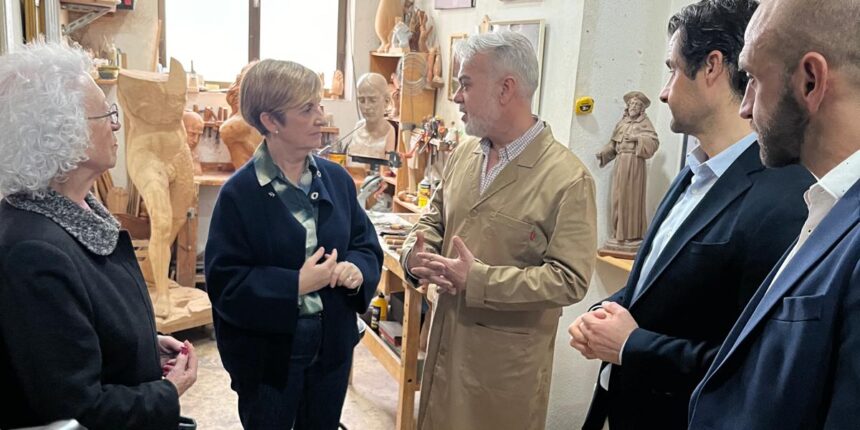 va3450-victor La consellera de Turismo, Marián Cano, visita el taller del imaginero Víctor García y pone en valor su trayectoria
