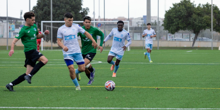 El SC Torrevieja C.F. se impone 2-0 al CFUD Calpe y sigue la estela del líder