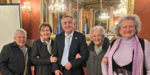 José Francisco Sánchez con asistentes a su conferencia en el Casino de Torrevieja