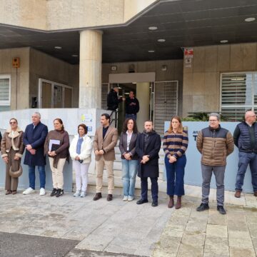 Minuto de silencio en el Ayuntamiento de Torrevieja por el 22 aniversario de los atentados del 11M en Madrid con el alcalde Eduardo Dolón y la corporación municipal