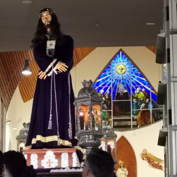 Salida del Vía Crucis desde la Parroquia del Sagrado Corazón de Jesús durante los actos de Cuaresma en Torrevieja.