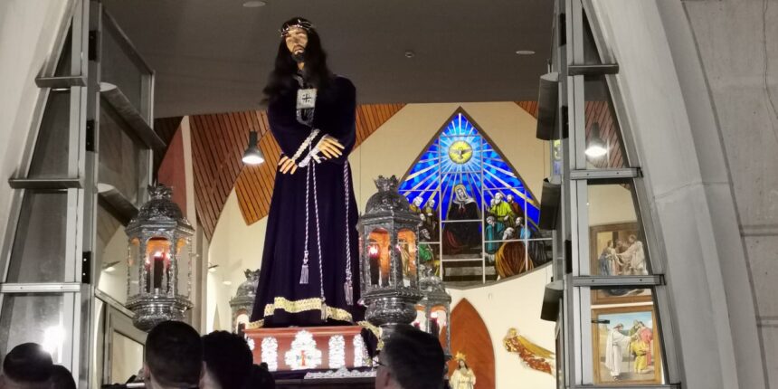 Salida del Vía Crucis desde la Parroquia del Sagrado Corazón de Jesús durante los actos de Cuaresma en Torrevieja.
