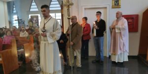 Procesión de entrada del sacerdote y los monaguillos hacia el altar