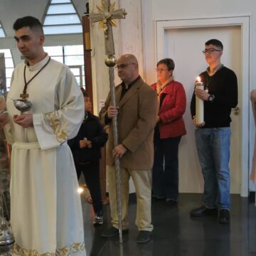 Procesión de entrada del sacerdote y los monaguillos hacia el altar