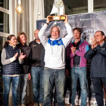 va3454-rcnt Equipo del Real Club Náutico Torrevieja alzando el trofeo