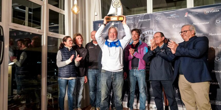 Equipo del Real Club Náutico Torrevieja alzando el trofeo
