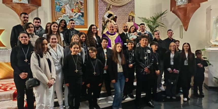 El Sagrado Corazón celebra su misa penitencial de Cuaresma, con la cofradía de la Santísima y Vera Cruz