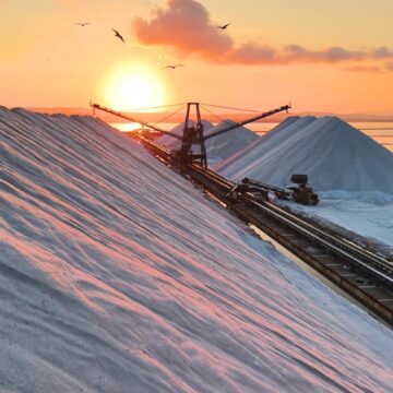 Atardecer sobre montañas de sal