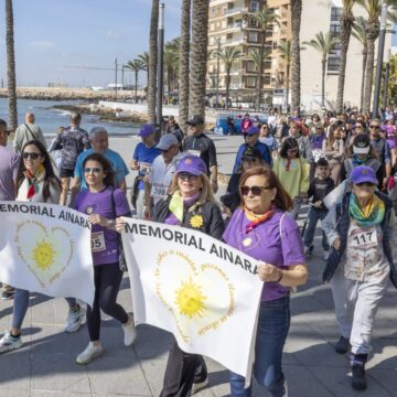 Mujeres al frente de la marcha sujetando pancartas Memorial Ainara Torrevieja
