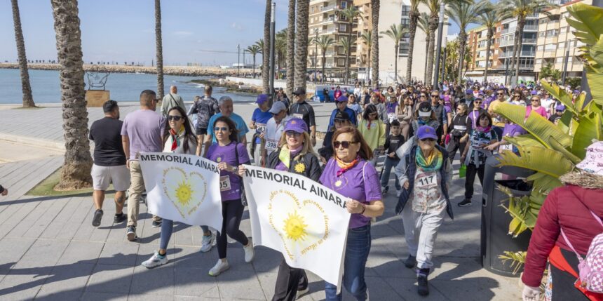 Mujeres al frente de la marcha sujetando pancartas Memorial Ainara Torrevieja