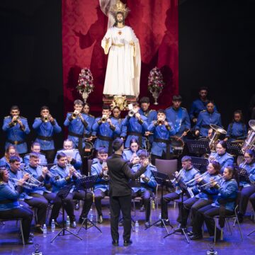 Banda tocando instrumentos de viento