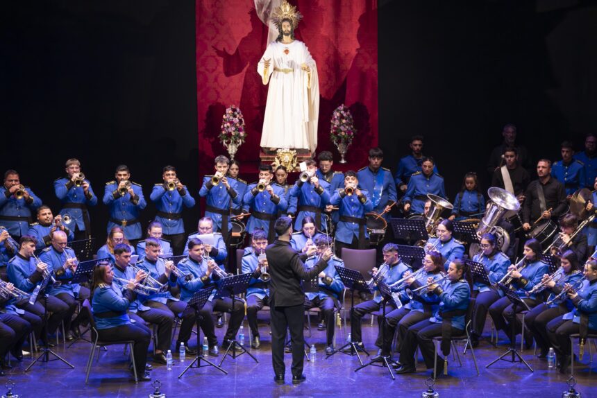 Banda tocando instrumentos de viento