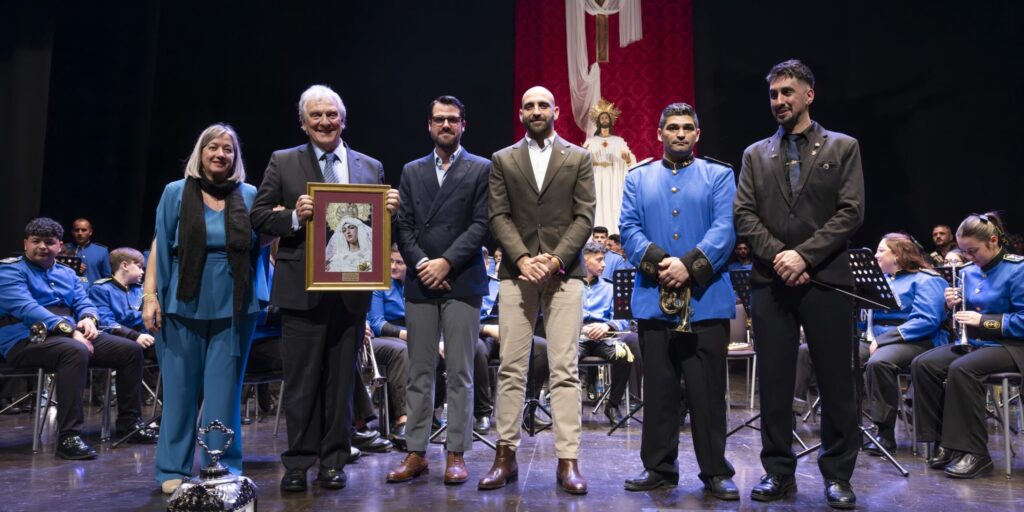 Representantes de la cofradía y la banda