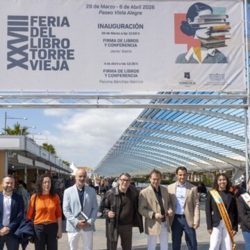 Autoridades locales, la Reina de la Sal y el escritor Javier Sierra bajo el cartel inaugural de la XXVIII Feria del Libro de Torrevieja.