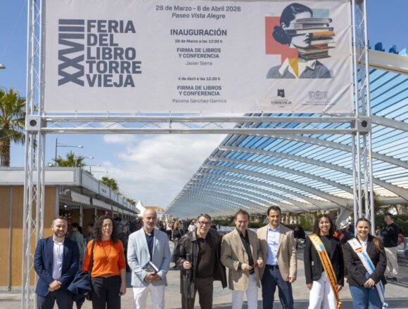 Autoridades locales, la Reina de la Sal y el escritor Javier Sierra bajo el cartel inaugural de la XXVIII Feria del Libro de Torrevieja.