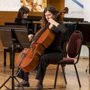 Profesora del Conservatorio Profesional de Música de Torrevieja tocando el violonchelo durante el concierto